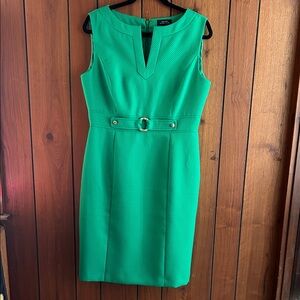 Tahari by Arthur S. Levine green V-neck dress. Zipper back. Fully lined.